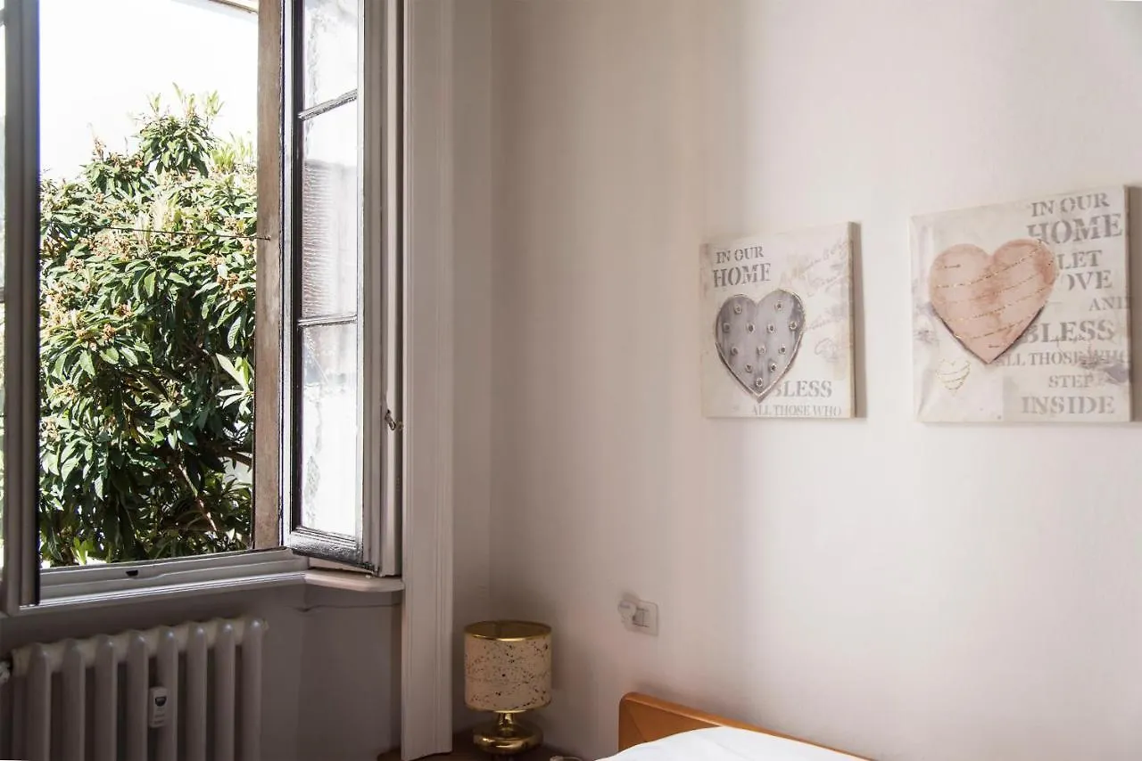Peaceful Court Apartment In Shopping District Milan Italy