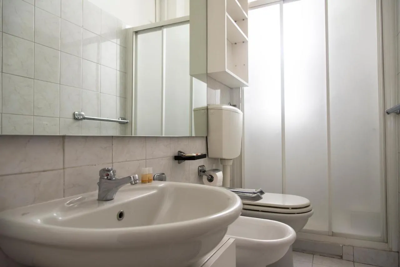 Peaceful Court Apartment In Shopping District Milan