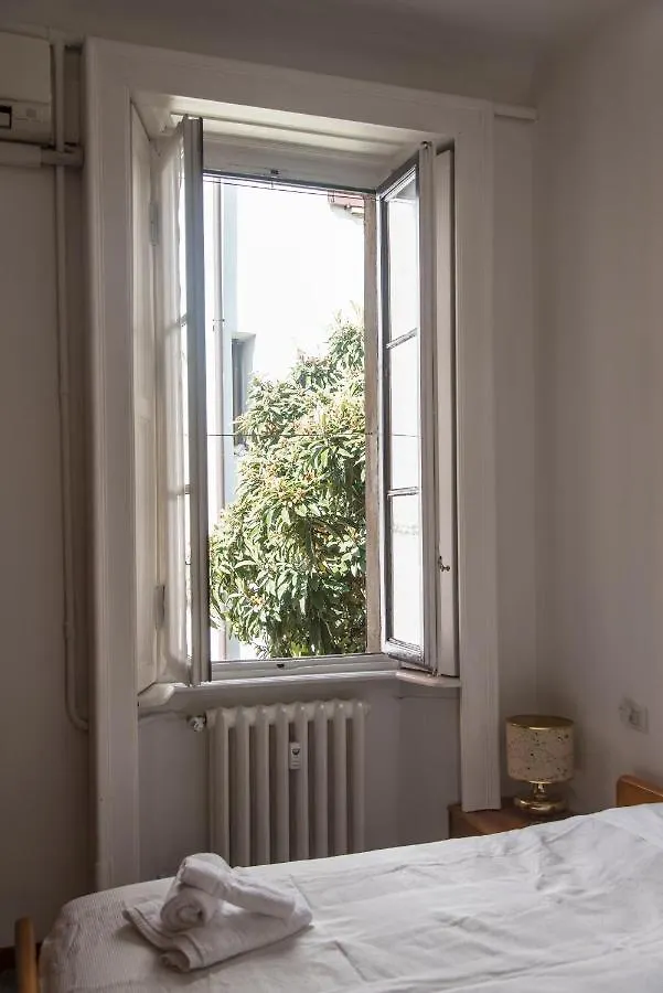 Peaceful Court Apartment In Shopping District Milan 0*,