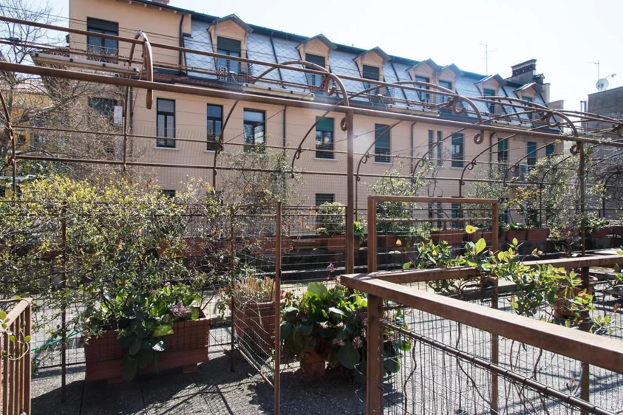 Peaceful Court Apartment In Shopping District Milan