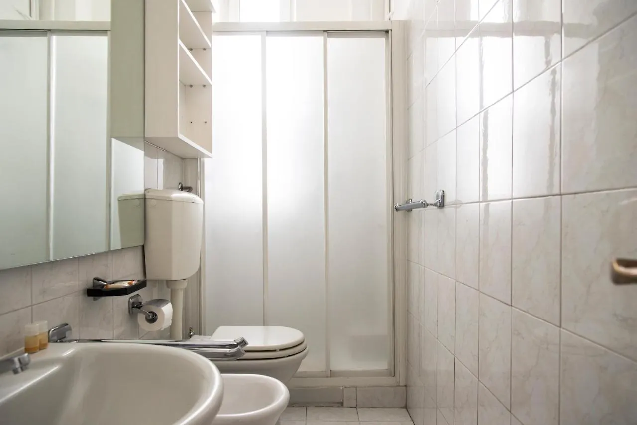Peaceful Court Apartment In Shopping District Milan