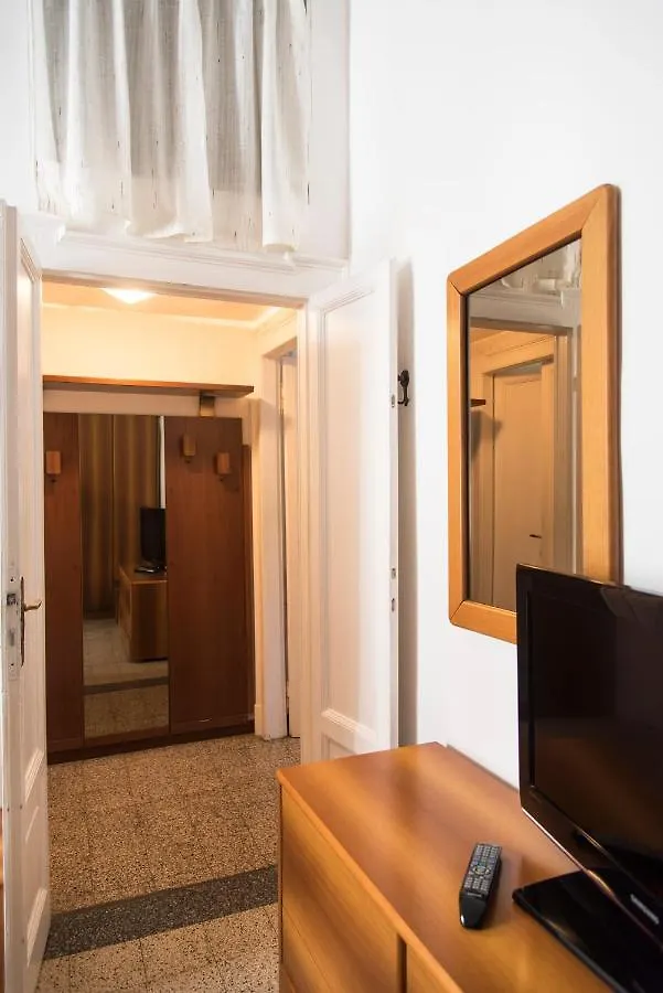 Peaceful Court Apartment In Shopping District Milan
