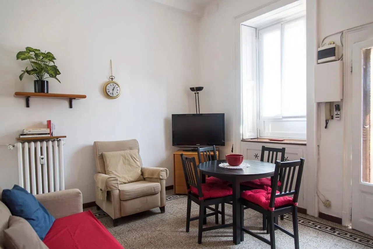 Peaceful Court Apartment In Shopping District Milan 0*,