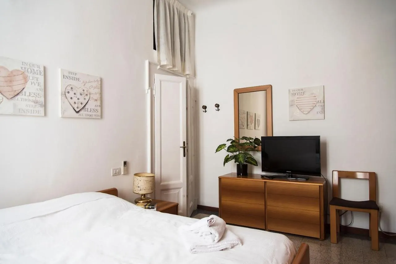 Peaceful Court Apartment In Shopping District Milan