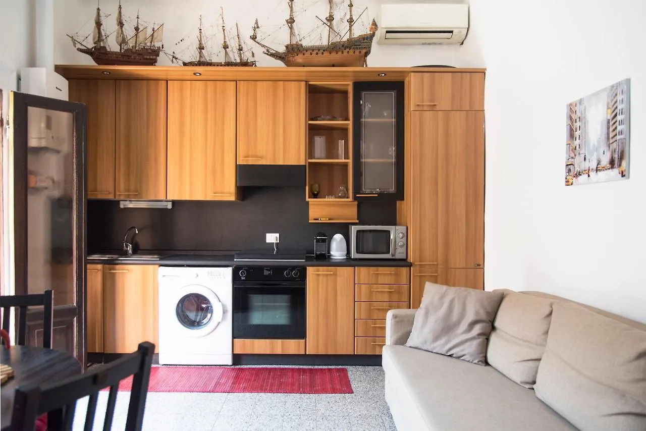 Peaceful Court Apartment In Shopping District Milan