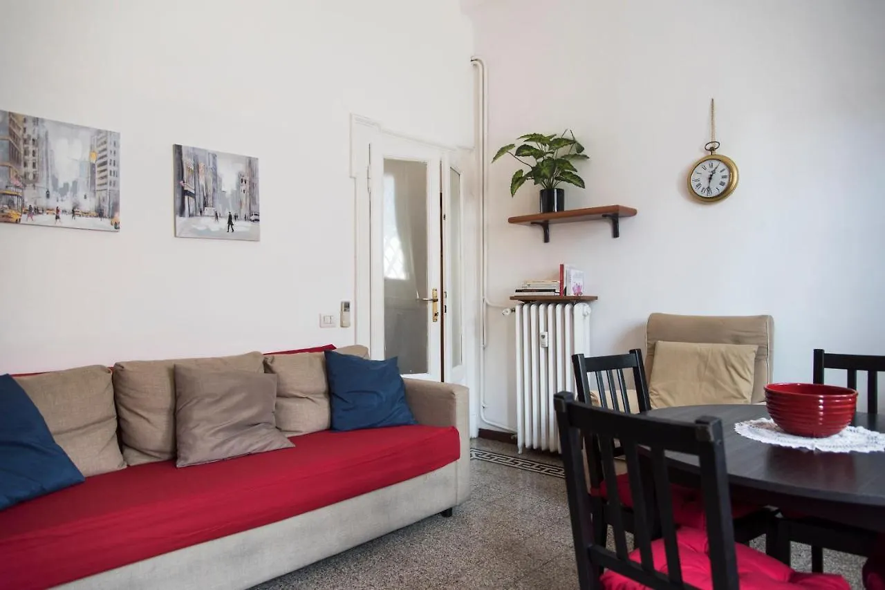 Peaceful Court Apartment In Shopping District Milan Italy
