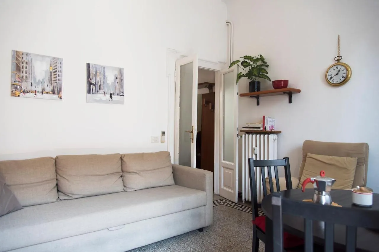 Peaceful Court Apartment In Shopping District Milan