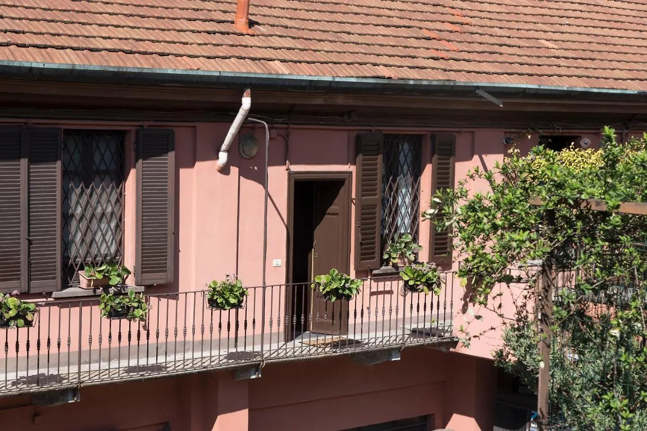 Peaceful Court Apartment In Shopping District Milan