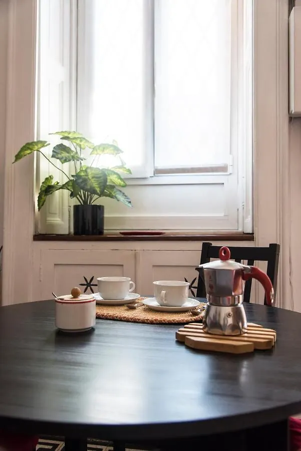 Peaceful Court Apartment In Shopping District Milan